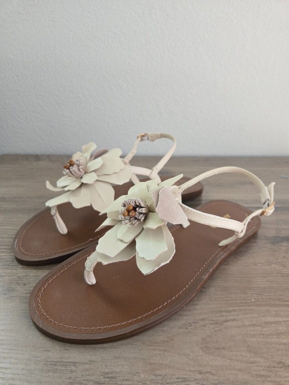 Arezzo Women's Daisy Buckle Flat Sandals Leather Flower White Nappa Size 7B